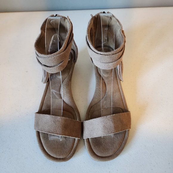 Koolaburra Wedge "EUC" - Picture 2 of 14